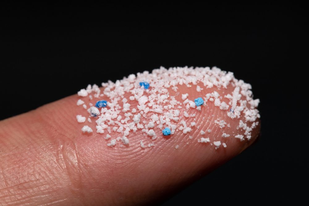 mikroplastik på finger