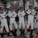 Konstantin Borisov (Rusland), Andreas Mogensen (Danmark) Jasmin Moghbeli (USA) og Satoshi Furukawa (Japan) i SpaceX-dragter ombord på ISS.