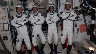 Konstantin Borisov (Rusland), Andreas Mogensen (Danmark) Jasmin Moghbeli (USA) og Satoshi Furukawa (Japan) i SpaceX-dragter ombord på ISS.