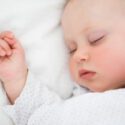 Billede af en baby, der sover.