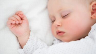 Billede af en baby, der sover.