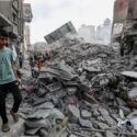 Ung dreng går i murbrokker efter et angreb i Khan Yunis i Gaza