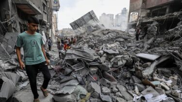 Ung dreng går i murbrokker efter et angreb i Khan Yunis i Gaza
