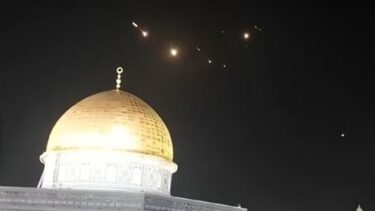 Iranske missiler svæver over Al-Aqsa-moskeen i Jerusalem.