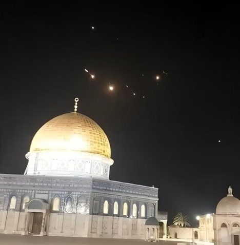 Iranske missiler svæver over Al-Aqsa-moskeen i Jerusalem.