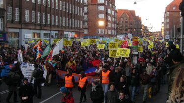 En gruppe af demonstranter med skiltene 'There is no Planet B' går langs Amagerbrogade i forbindelse med klimatopmødet COP15