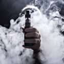E-cigaret omgivet af damp
