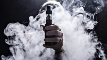 E-cigaret omgivet af damp