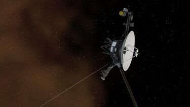 En illustration af Voyager 1, der bevæger sig ind i rummet mellem stjerner