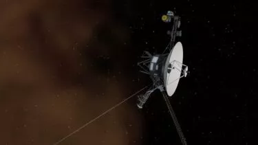 En illustration af Voyager 1, der bevæger sig ind i rummet mellem stjerner