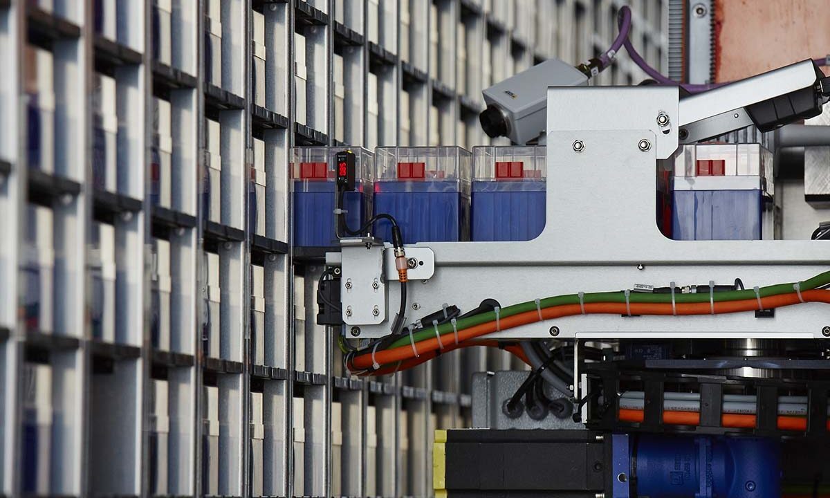 En robot på Danmarks Nationale Biobank håndterer blodprøver ved -20 grader
