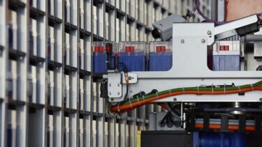 En robot på Danmarks Nationale Biobank håndterer blodprøver ved -20 grader