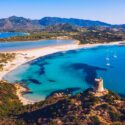 Dronefoto af strand på Sardinien i Italien