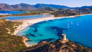 Dronefoto af strand på Sardinien i Italien