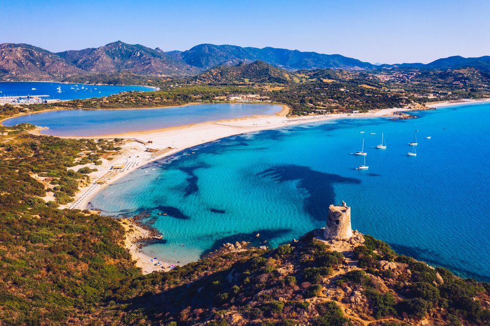 Dronefoto af strand på Sardinien i Italien