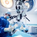 to kirurger foran patient før hjerneoperation