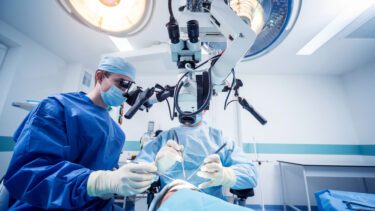 to kirurger foran patient før hjerneoperation