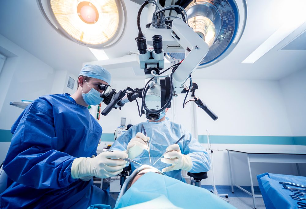 to kirurger foran patient før hjerneoperation
