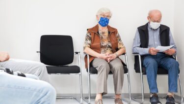 ældre med maske