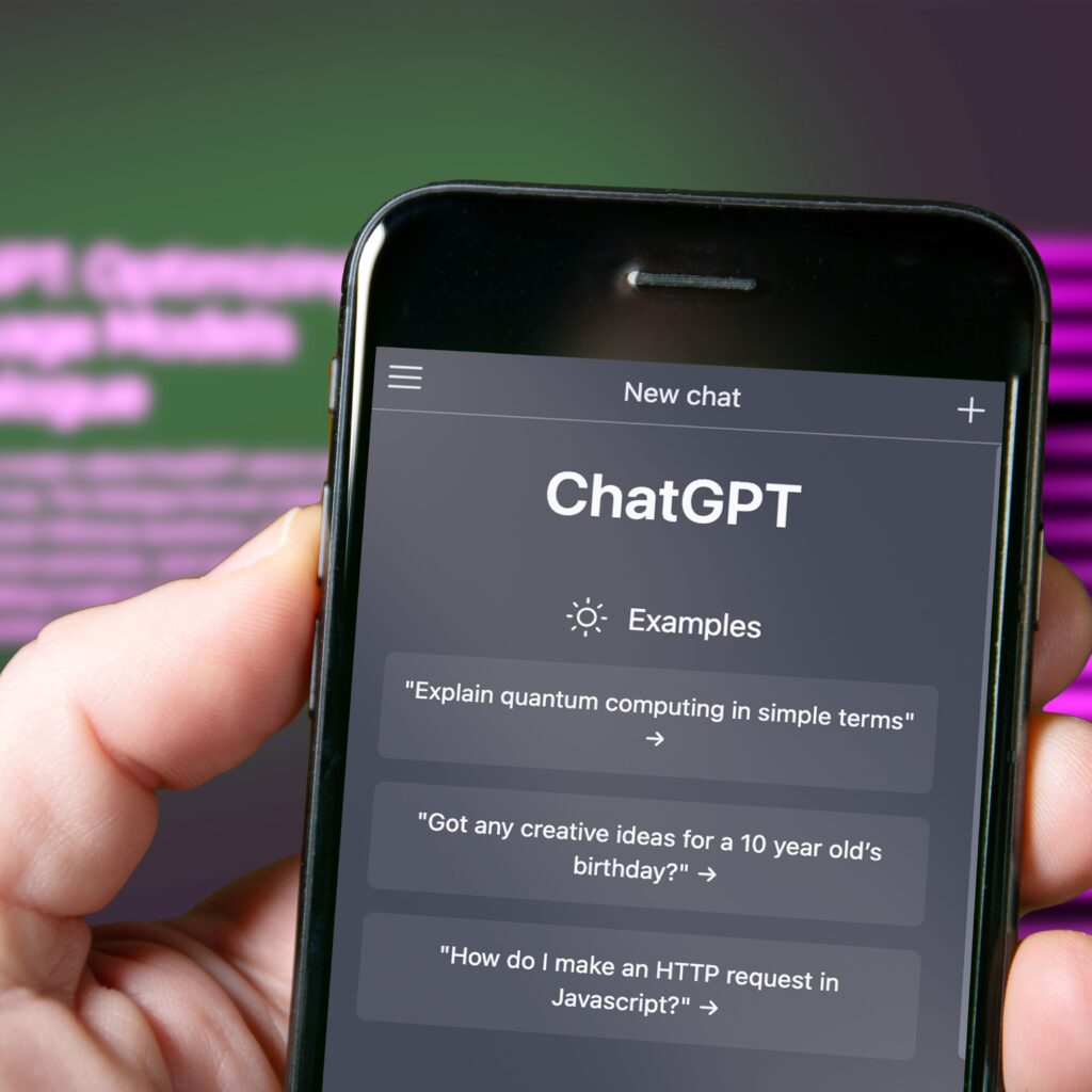 En hånd holder en iPhone med appen ChatGPT