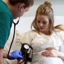 Billede af en gravid kvinde, der får målt sit blodtryk på hospitalet.