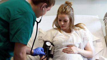 Billede af en gravid kvinde, der får målt sit blodtryk på hospitalet.