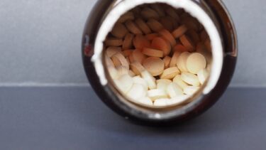 Glas med vitaminpiller