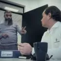 I dokumentarserien 'Den sorte svane' peger en mand peger mod en anden mand