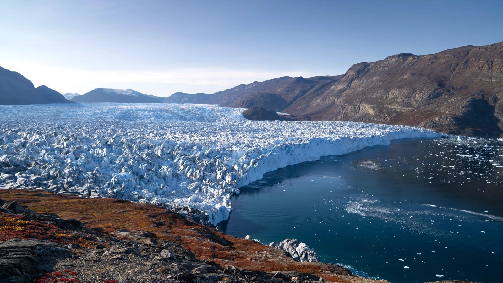 Indlandsis kan ses i en grønlandsk fjord, hvor det delvist dækker vandet.