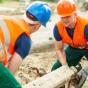 Vejarbejdere løfter tung cementkonstruktion