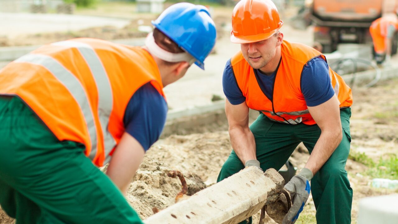 Vejarbejdere løfter tung cementkonstruktion
