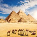 Foto af pyramiderne ved Giza-ørkenen i Egypten.