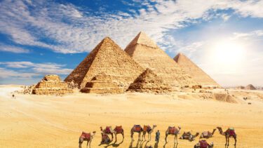 Foto af pyramiderne ved Giza-ørkenen i Egypten.