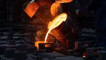 Flydende metal hældes i forme