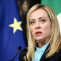Italiens premierminister Georgia Meloni taler til en pressekonference i 2023 med et EU-flag i baggrunden.