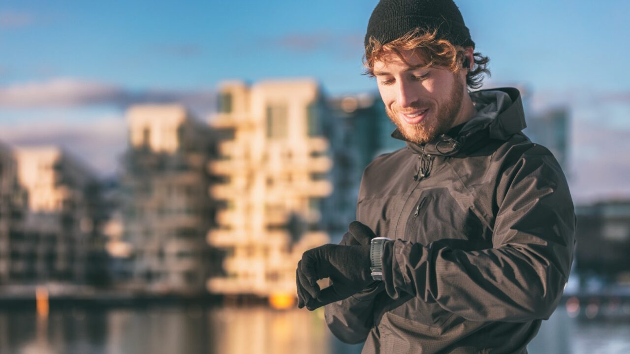 Man måler puls med smartur