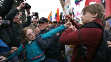 Demonstrant får hevet flag fra sig