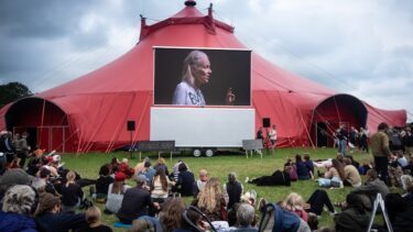 Et rødt telt på Heartland Festival med hundredevis af tilskuere.