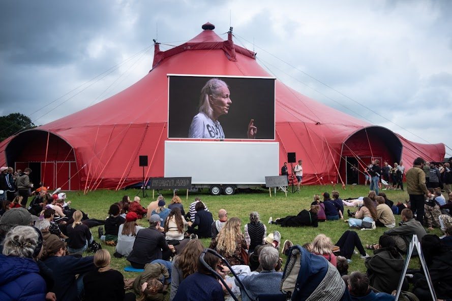 Et rødt telt på Heartland Festival med hundredevis af tilskuere.