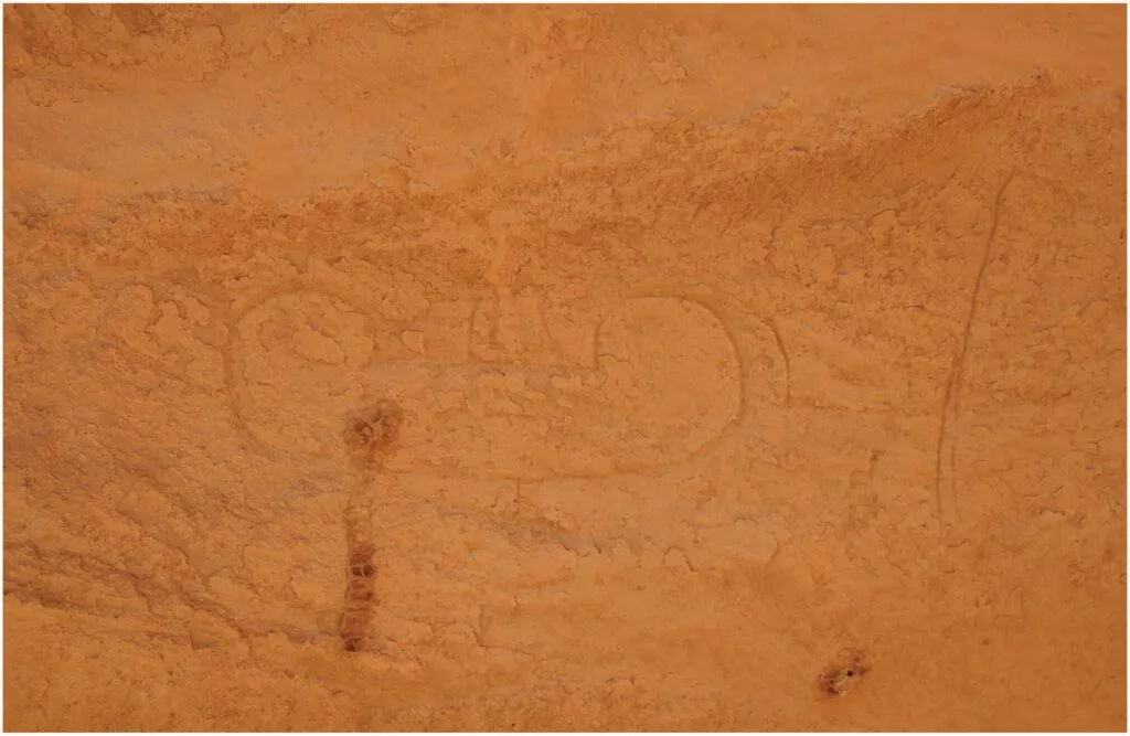 Hulekunst af en båd i Sahara-ørkenen