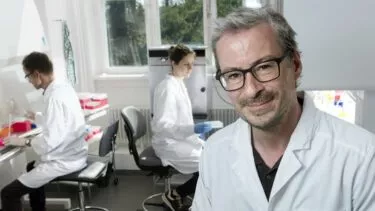 Eske Willerslev i hvid kittel i et laboratorie