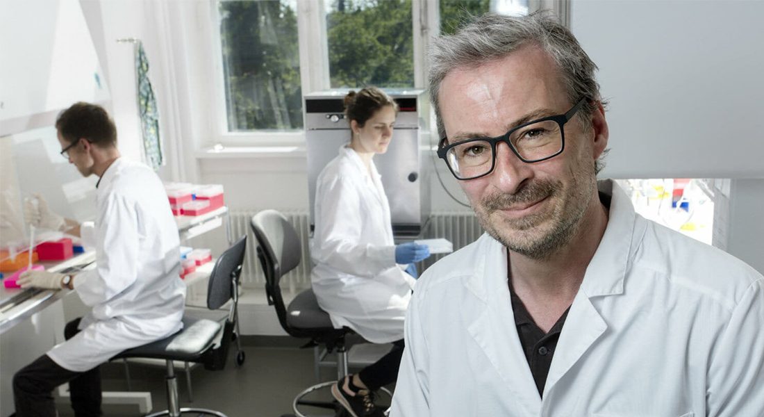 Eske Willerslev i hvid kittel i et laboratorie
