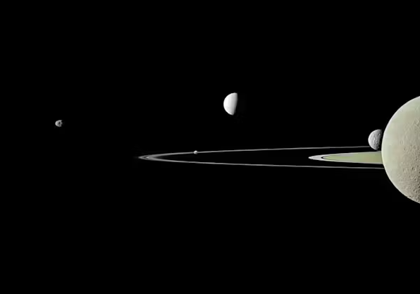 Cassini-rumfartøjet tog dette foto, der viser en del af Saturns ringe, skabt af milliardvis af små stykker is og sten, og fem af Saturns måner. 