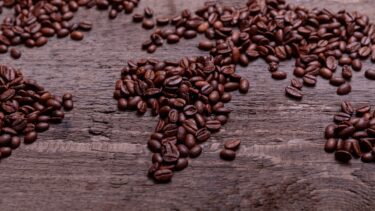 Kaffebønner på bord ligner verden