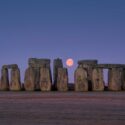 En måne over Stonehenge