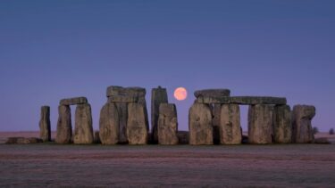 En måne over Stonehenge