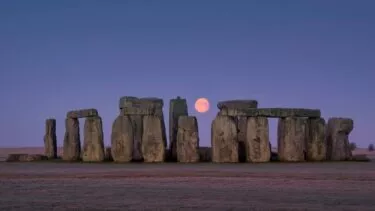 En måne over Stonehenge