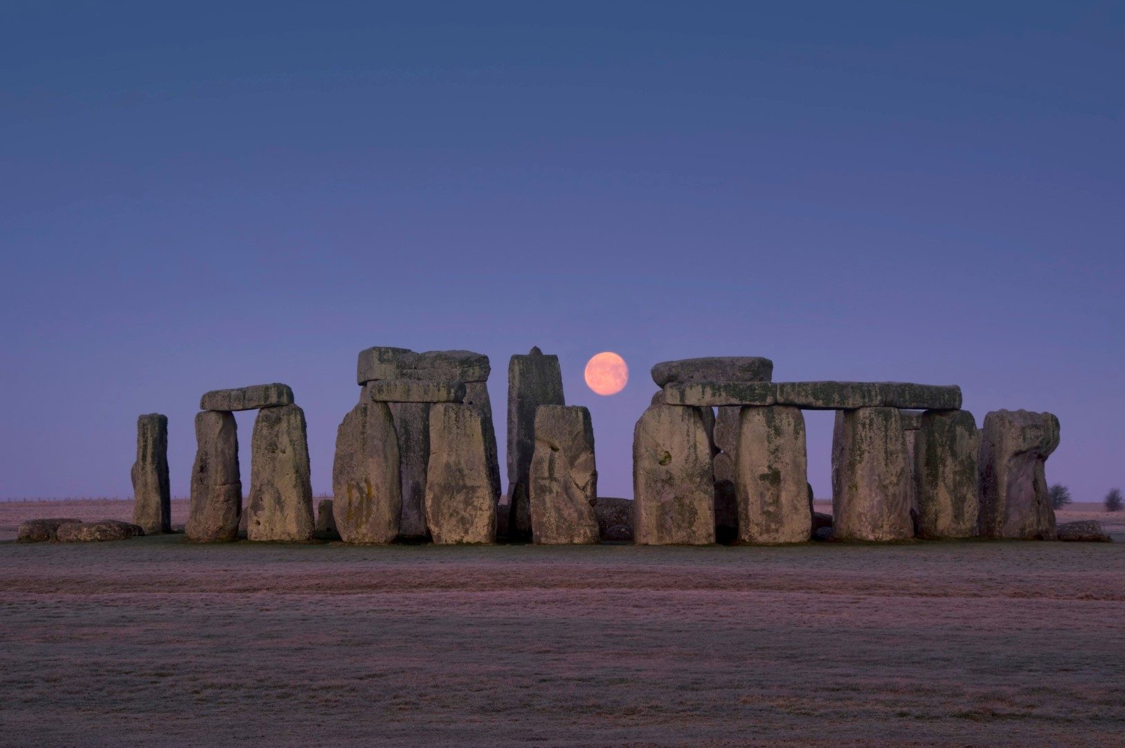 En måne over Stonehenge