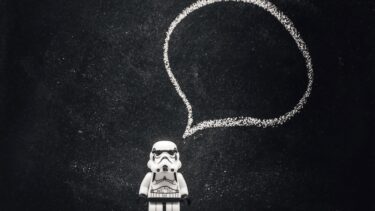 Stormtrooper på sort baggrund med tom taleboble, der symboliserer, at der ikke er lyde i rummet