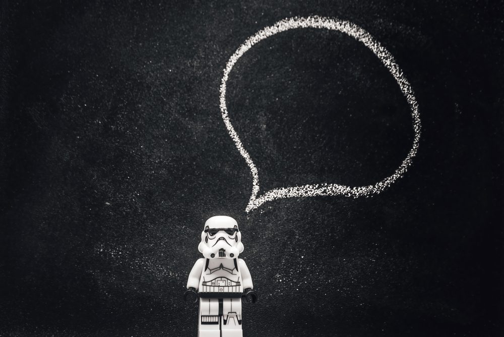 Stormtrooper på sort baggrund med tom taleboble, der symboliserer, at der ikke er lyde i rummet